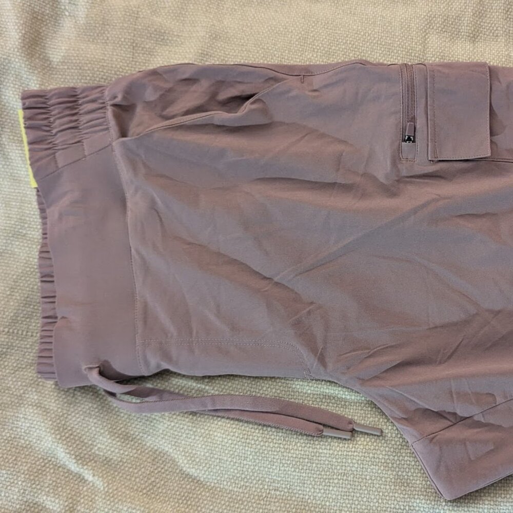Target ALL IN MOTION XL Mid-Rise Cargo Pants - Picture 6 of 9